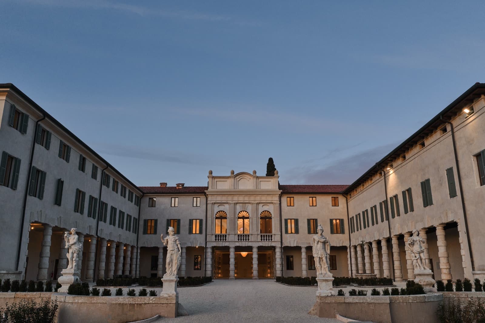 La corte, al calare della sera
